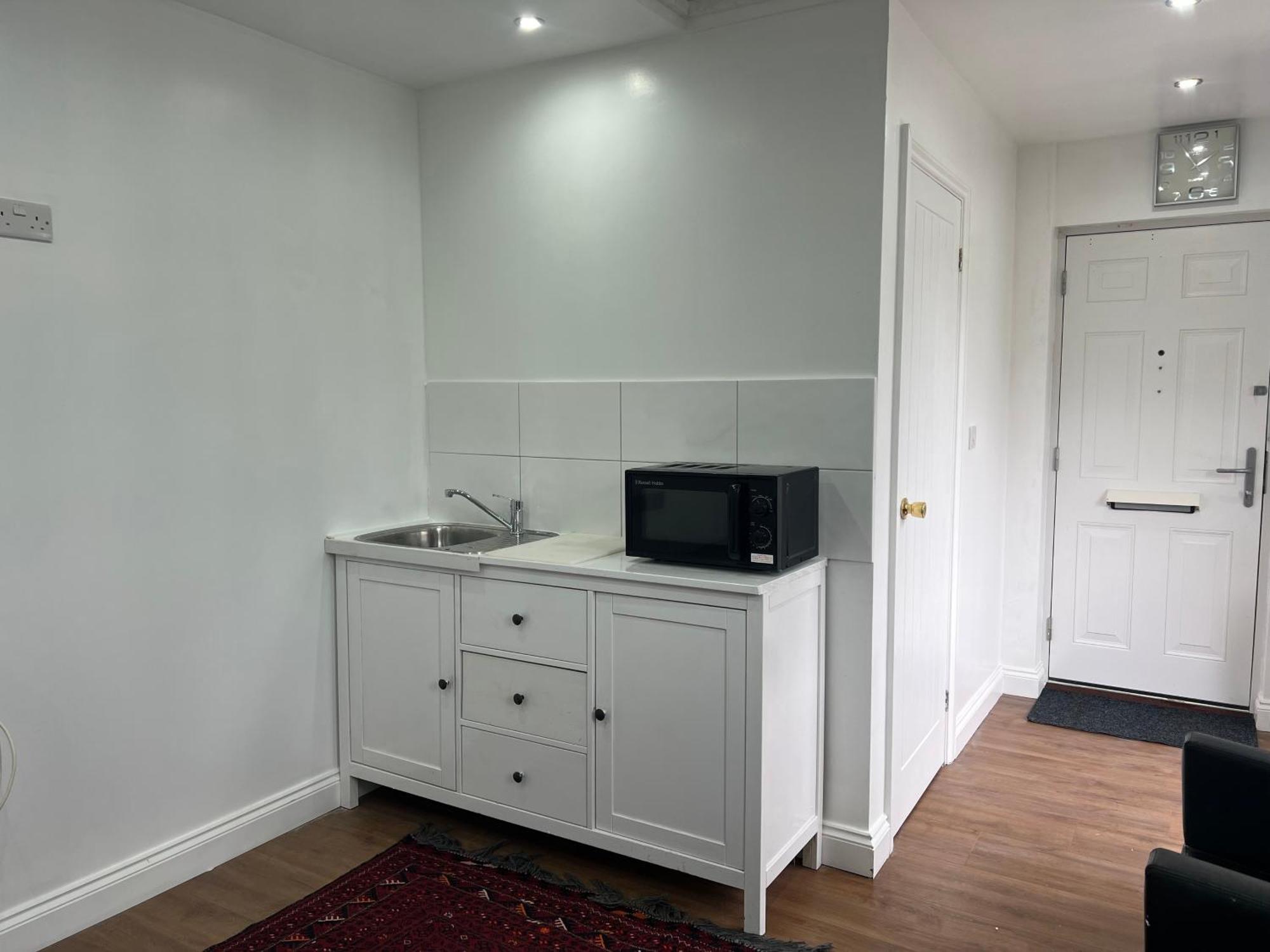 1 Bed & Bathroom Garden No Kitchen